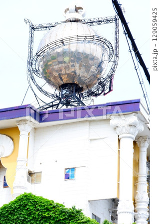 屋根の上のラブホテルのオブジェ 129059425