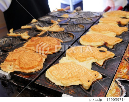 焼きあがった鯛焼き 129059714