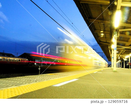 五井駅を発車する内房線の特急列車 五井駅を発車する内房線の特急列車 129059716
