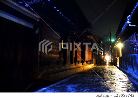 鞆の浦の歴史的な町並みと夜の路地、石畳を照らす柔らかな灯りと静寂の景観 鞆の浦の歴史的な町並みと夜の路地、石畳を照らす柔らかな灯りと静寂の景観 129059742