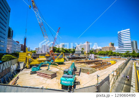 日本の東京都市景観 品川駅前の再開発「（仮称）品川駅西口地区A地区新築計画」などを望む 129060490