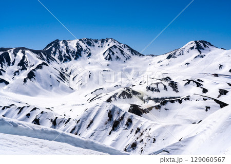 奥大日岳から見る立山連峰の雄山、大汝山 残雪期の北アルプス奥大日岳登山 奥大日岳から見る立山連峰の雄山、大汝山 残雪期の北アルプス奥大日岳登山 129060567