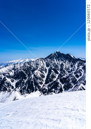 奥大日岳の山頂から見る剱岳　残雪期の北アルプス奥大日岳登山 129060572