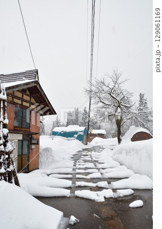冬の高柳かやぶき環状集落（新潟県） 129061169