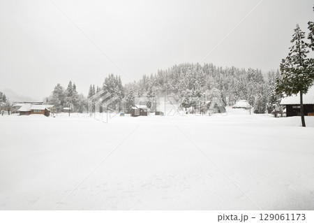 冬の高柳かやぶき環状集落(新潟県) 冬の高柳かやぶき環状集落(新潟県) 129061173