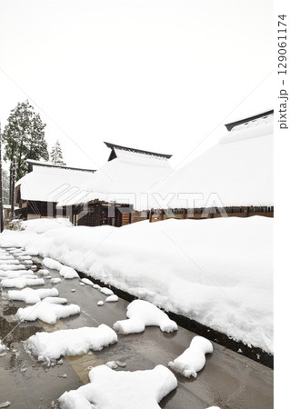 冬の高柳かやぶき環状集落(新潟県) 冬の高柳かやぶき環状集落(新潟県) 129061174