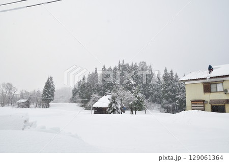 冬の高柳かやぶき環状集落(新潟県) 冬の高柳かやぶき環状集落(新潟県) 129061364