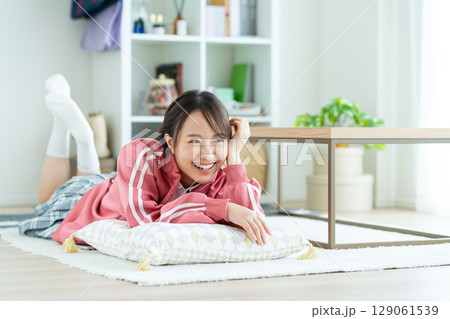 部屋でくつろぐ女子高生 129061539