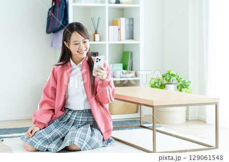 部屋でくつろぐ女子高生 129061548