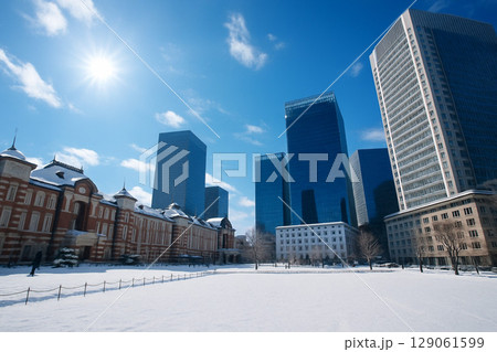 雪景色の東京駅丸の内駅前広場と青空 雪景色の東京駅丸の内駅前広場と青空 129061599