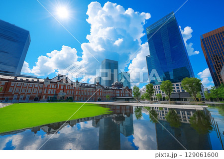 台風通過後の東京駅丸の内駅前広場と青空 台風通過後の東京駅丸の内駅前広場と青空 129061600