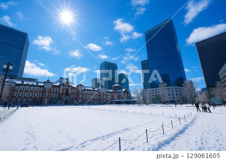 雪景色の東京駅丸の内駅前広場と青空 雪景色の東京駅丸の内駅前広場と青空 129061605