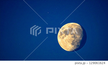 空に煌めく満月のイメージ 背景素材 16:9サイズ AI生成素材 空に煌めく満月のイメージ 背景素材 16:9サイズ AI生成素材 129061624