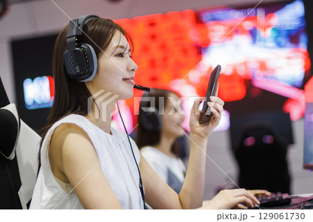 eスポーツイ  オンラインゲームをする女性 129061730