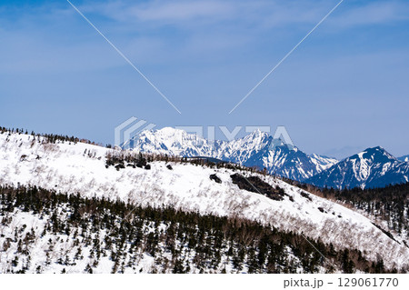乗鞍岳の位ヶ原から見る奥穂高岳と前穂高岳　ゴールデンウイーク残雪期の北アルプス乗鞍岳登山 129061770