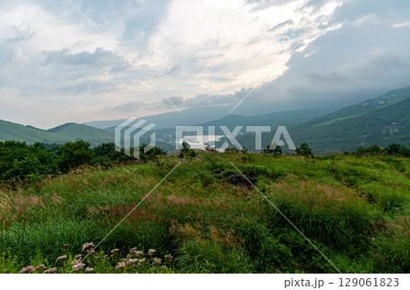 霧ヶ峰高原から望む白樺湖 129061823