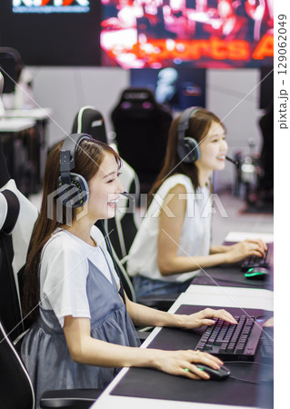 eスポーツイ  オンラインゲームをする女性 129062049