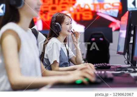 eスポーツイ  オンラインゲームをする女性 129062067