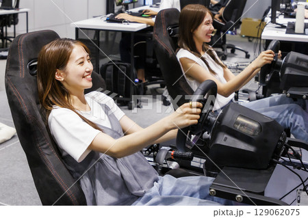 eスポーツイ ドライビングシミュレーターを使う女性 eスポーツイ ドライビングシミュレーターを使う女性 129062075