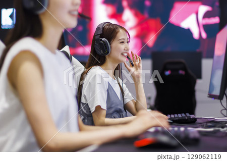 eスポーツイ  オンラインゲームをする女性 129062119