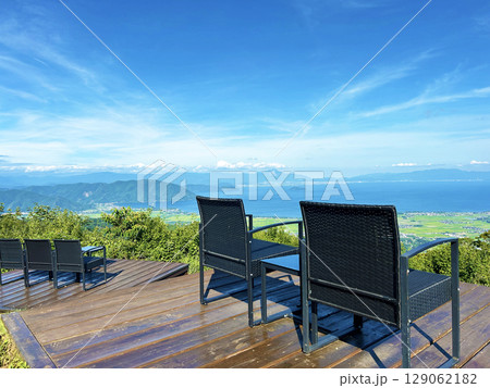 琵琶湖の見えるベンチ 129062182