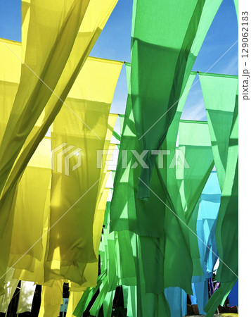 カラフルなカーテン カラフルなカーテン 129062183