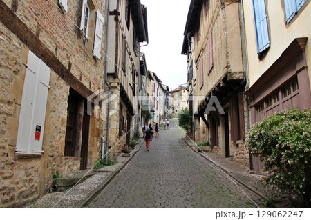 フランスの美しい村、コルド・シュル・シエルの旧市街 129062247