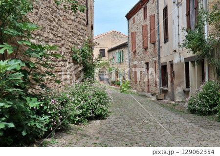 フランスの美しい村、コルド・シュル・シエルの旧市街 129062354