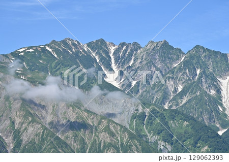 夏空と残雪の白馬連峰・唐松岳と不帰嶮／長野県 129062393