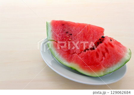 テーブル背景のカットしたスイカ テーブル背景のカットしたスイカ 129062684