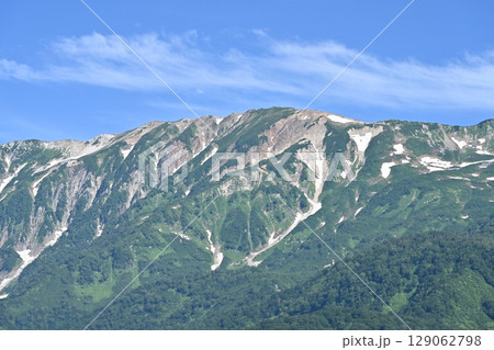 夏空と残雪の白馬連峰・小蓮華山/長野県 夏空と残雪の白馬連峰・小蓮華山/長野県 129062798