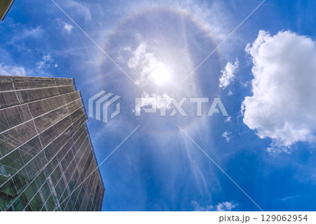 日本の横浜都市景観　マンションの補修や点検等、足場や防護ネット、ハロなどを望む 129062954