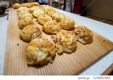焼きたての明石焼きを木板にのせて 129062980