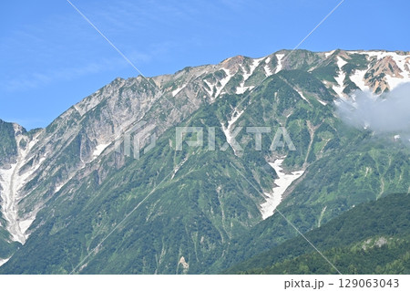 夏空と残雪の白馬連峰・天狗ノ頭／長野県 129063043