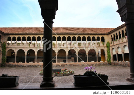 ペルー　クスコ大聖堂の中庭 129063193