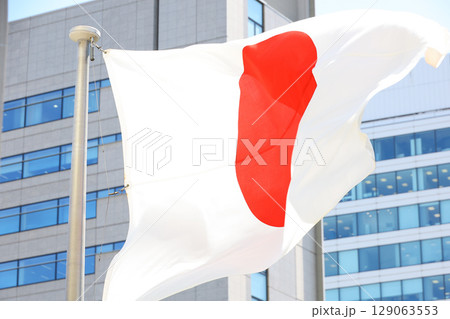 日本国　国旗　風になびく様子 129063553