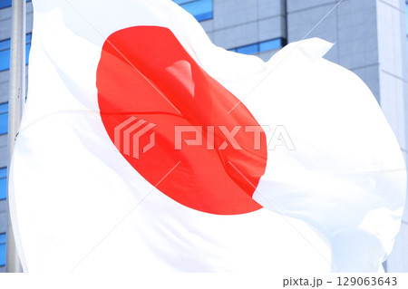 日本国　国旗　風になびく様子 129063643