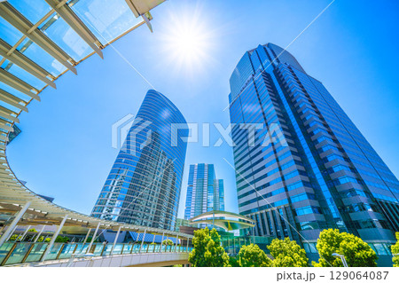 日本の東京都市景観 希望の光…7月。猛烈な暑さ…品川駅前のオフィスビル群などを望む。新時代へ＝26日 129064087