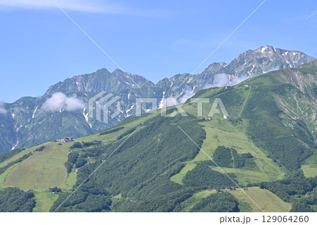 夏空と残雪の白馬連峰・五竜岳/長野県 夏空と残雪の白馬連峰・五竜岳/長野県 129064260