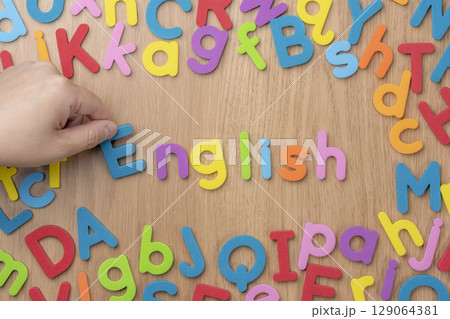 カラフルなEnglishのアフファベットを並べる手 129064381