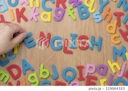 カラフルなEnglishのアフファベットを並べる手 カラフルなEnglishのアフファベットを並べる手 129064383