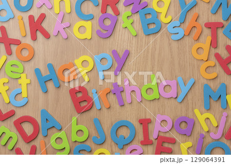 カラフルなアルファベットで構成された英語の単語Happy Birthday 129064391
