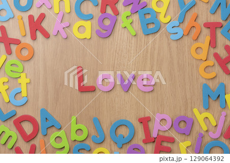 カラフルなアルファベットで構成された英語の単語Love 129064392