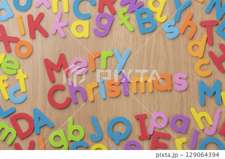 カラフルなアルファベットで構成された英語の単語Merry Christmas カラフルなアルファベットで構成された英語の単語Merry Christmas 129064394