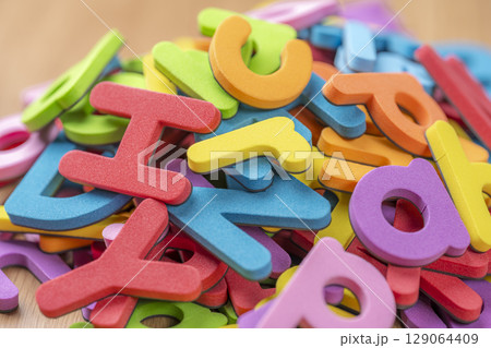 カラフルなアルファベットが散りばめられた背景 129064409