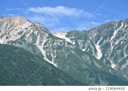 夏空と残雪の白馬連峰/長野県 夏空と残雪の白馬連峰/長野県 129064488