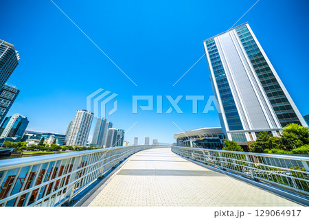 日本の横浜都市景観 7月。みなとみらいのKアリーナなどを望む=令和7年7月23日 日本の横浜都市景観 7月。みなとみらいのKアリーナなどを望む=令和7年7月23日 129064917