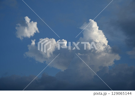 雲の隙間から見える太陽 129065144
