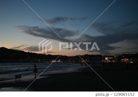 湘南海岸の夕焼けとサーファー 湘南海岸の夕焼けとサーファー 129065152