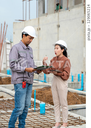 Engineers are having a construction planning meeting at the job site. 129065214